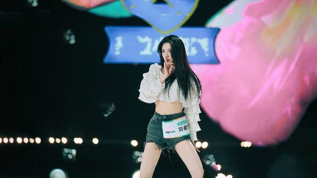 《创造营》刘些宁性感舞蹈，闯入首发成团位，