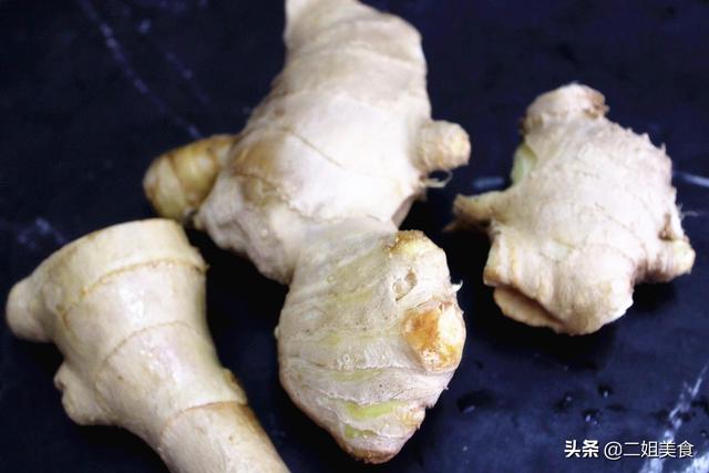 炒菜时，先放姜还是后放姜？大厨教您一招，做啥菜都好吃