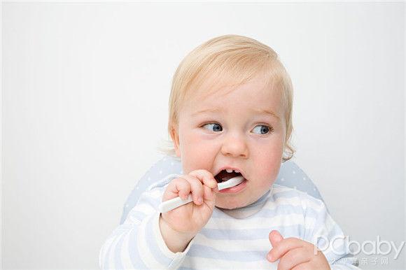 什么时候开始给宝宝刷牙(宝宝什么时候可以开始刷牙)