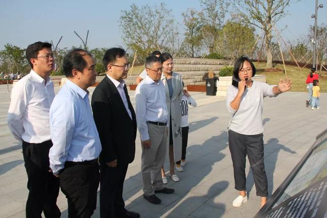 住建部城建司副司长韩煜等一行来奉视察生态园林建设情况