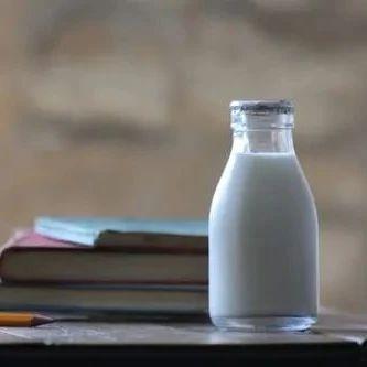 小学生每天喝酸奶好，还是纯奶好？