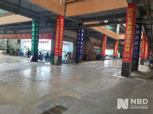 海鲜业至暗时刻：扇贝臭了、小龙虾死了、三文鱼没了，这些城市销售旺季不再