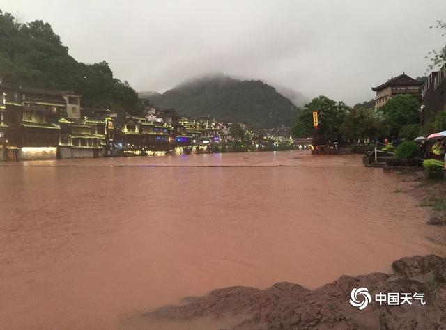大暴雨袭击湖南凤凰 沱江水位暴涨古城被淹