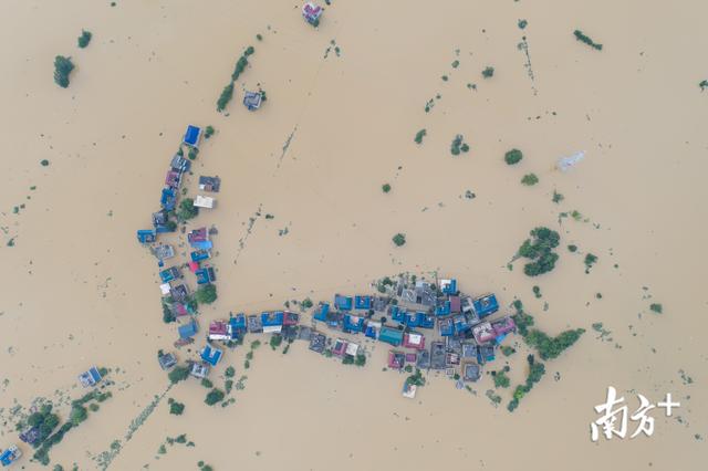 航拍江西鄱阳洪灾现场，多个村庄仍浸泡在洪水中