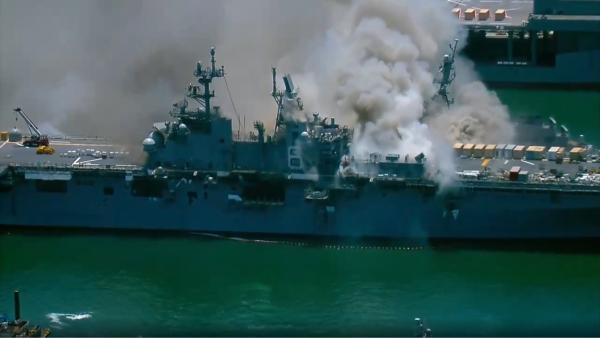 美军两栖攻击舰母港爆炸后着火 火势或持续几天