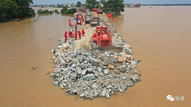 全线告急！多图直击鄱阳湖东西两岸决口抢险