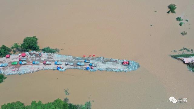 全线告急！多图直击鄱阳湖东西两岸决口抢险