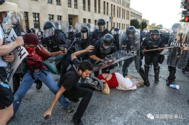 种族和职业成了原罪，一言不合就开杀？美国人好像真的疯魔了…
