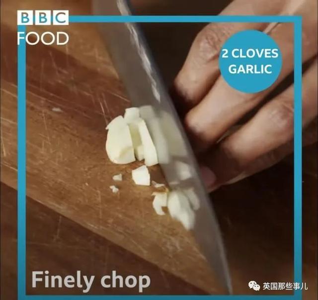 英国人教做蛋炒饭：米饭煮成汤，滤干后过冷水？这能好吃？