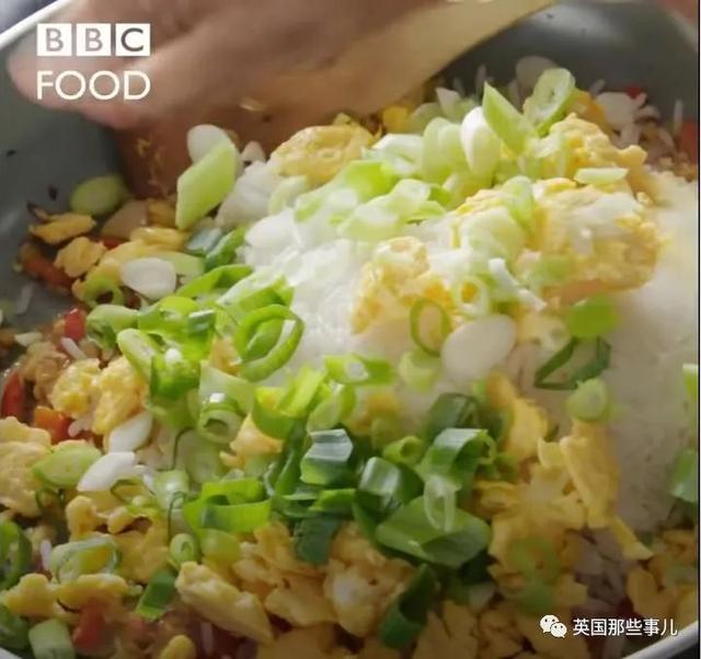 英国人教做蛋炒饭：米饭煮成汤，滤干后过冷水？这能好吃？