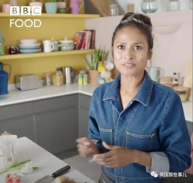 英国人教做蛋炒饭：米饭煮成汤，滤干后过冷水？这能好吃？