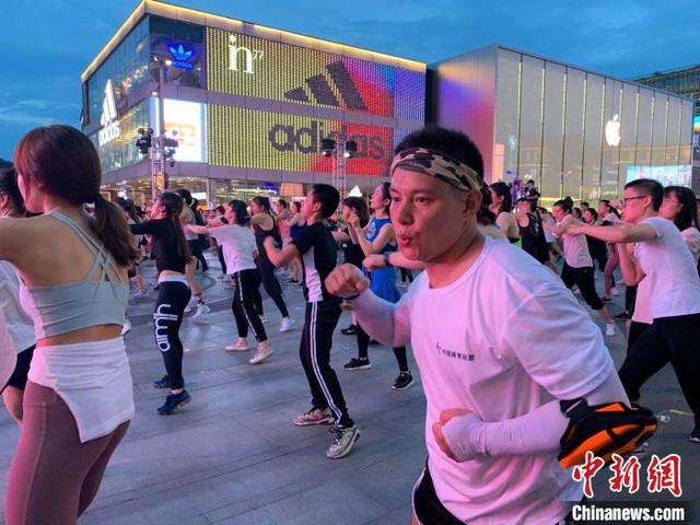 中国新闻网 全民健身日：“夜健身”成“风尚”