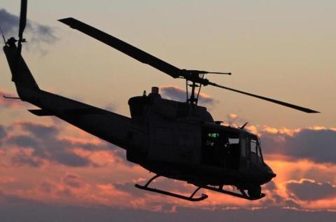 美空军直升机空中遭枪击后紧急降落 机组人员受伤流血