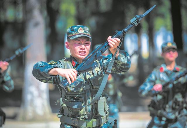 “耐热”钢铁战士不惧高温，武警湖北总队机动支队防汛归来训练不放松