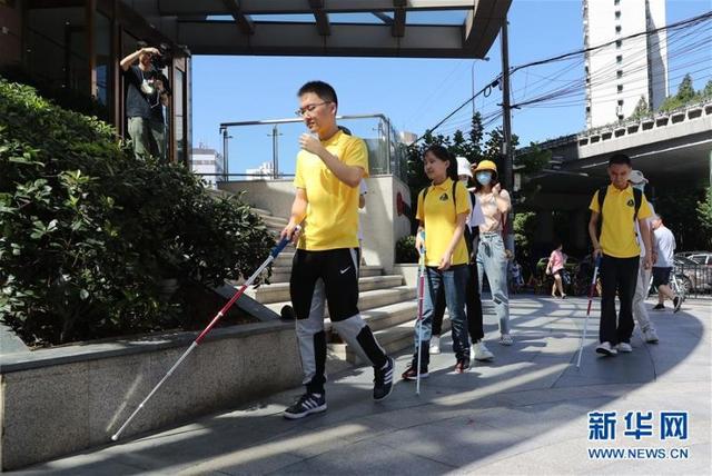 盲杖点出独立自信求学路