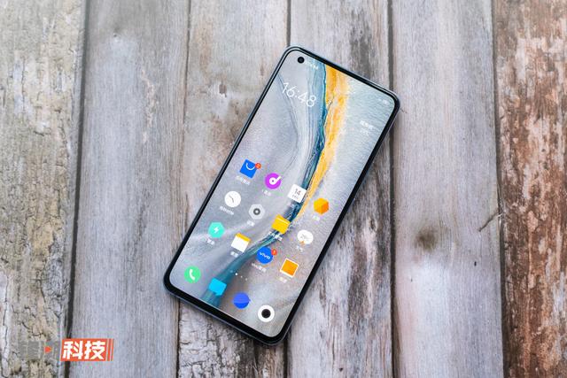 iQOO 5 图赏：轻薄也能有肌肉，高性能不失实用