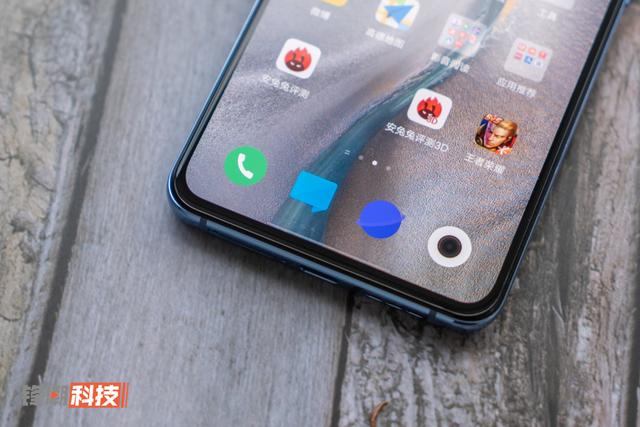 iQOO 5 图赏：轻薄也能有肌肉，高性能不失实用