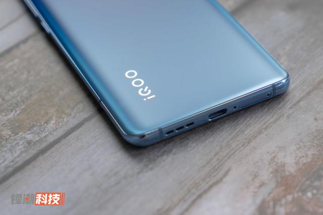 iQOO 5 图赏：轻薄也能有肌肉，高性能不失实用