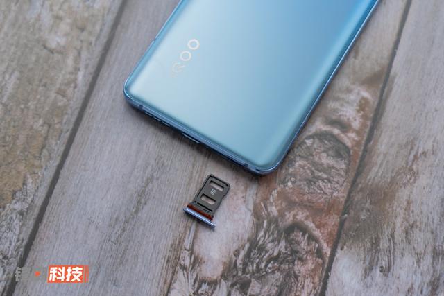 iQOO 5 图赏：轻薄也能有肌肉，高性能不失实用