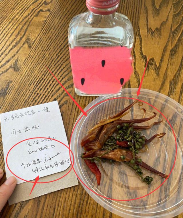 宋祖儿送孙坚鸭舌，一共就三根，谁注意放鸭舌的餐具？明星的豪气