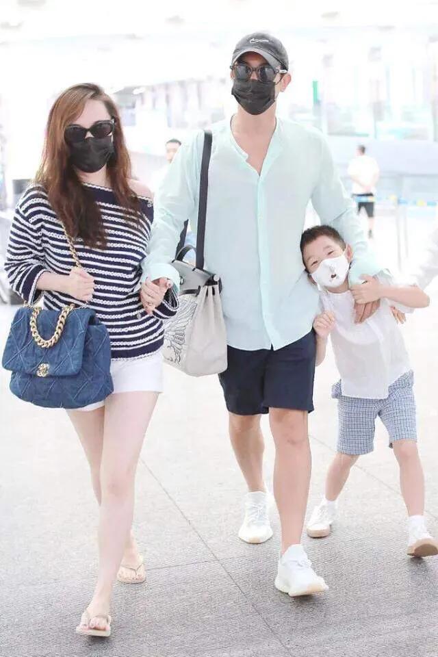 杜江霍思燕带嗯哼和一小女孩看画展，获网友大赞没有明星架子