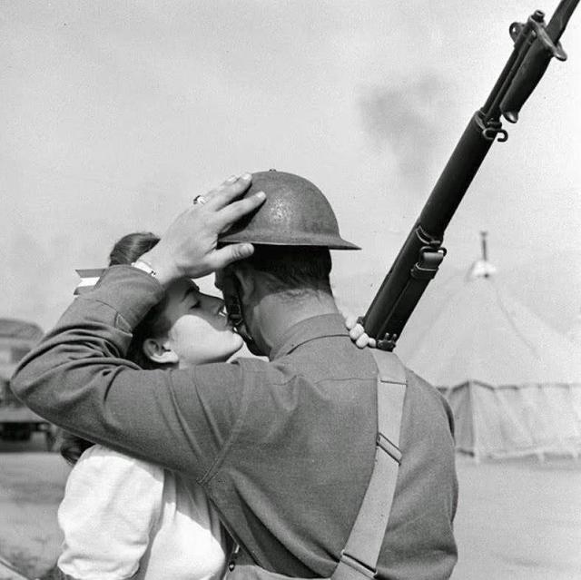 18岁的玛丽莲.梦露慰问美军，每名大兵都得到一个香吻