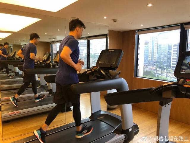 47歲的段奕宏常年健身，身材健碩有型，這肌肉什麼水平？