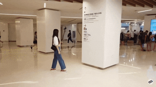 在综合购物商场里迷路的女团爱豆