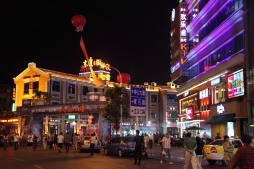 武汉有哪些比较有名的小吃一条街啊,具体地方在哪