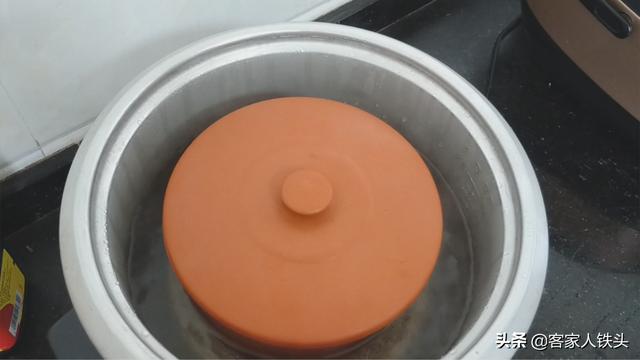 夏天炖汤有讲究，从食材搭配到火候控制，手把手教你一锅广东靓汤