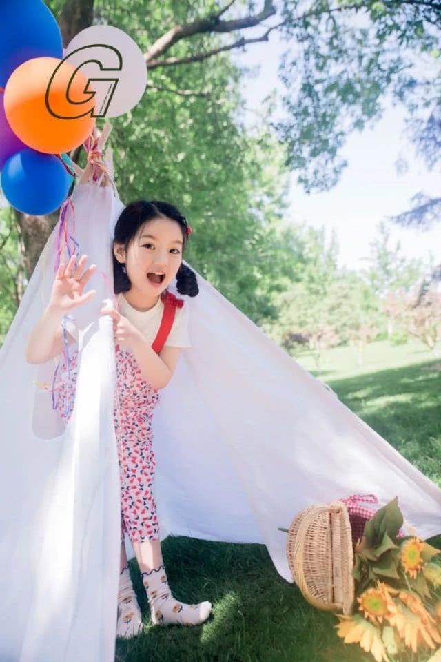 阿拉蕾与妹妹一起拍大片，姐俩打扮公主，五官如复制粘贴像双胞胎