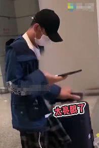 35岁的文章开始了新恋情？独自在机场面容憔悴，