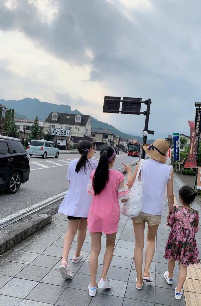 35岁的文章开始了新恋情？独自在机场面容憔悴，