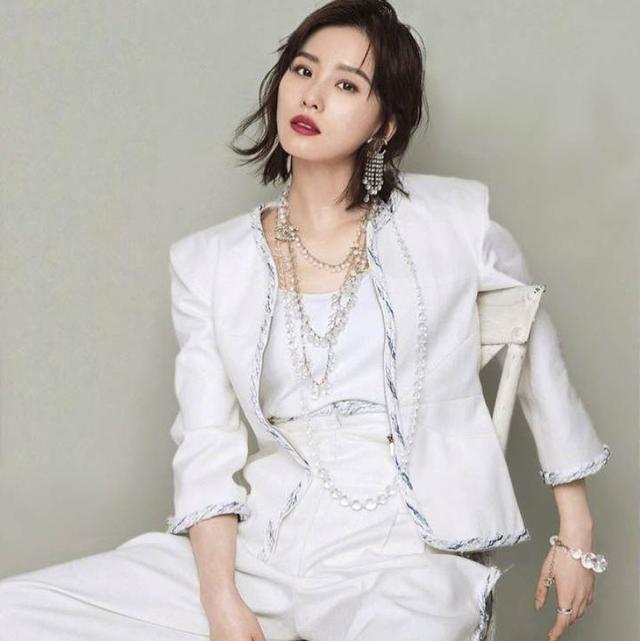 从清新小花到流金女郎，刘诗诗的美愈发舒展大方，如玉美人很迷人