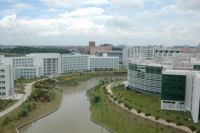 双一流广州中医药大学和老牌名校南方医科大学，哪所更值得推荐？