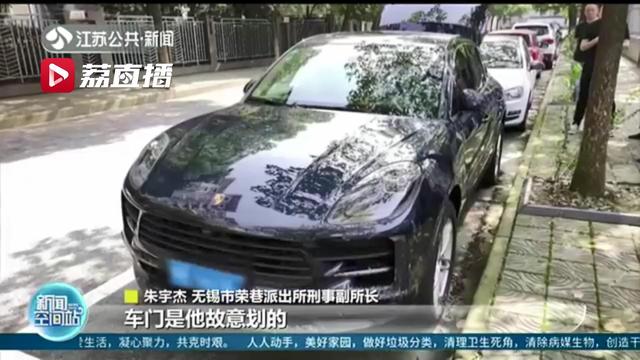 酒后发泄情绪 一把火点着路边豪车 外壳几乎损毁殆尽