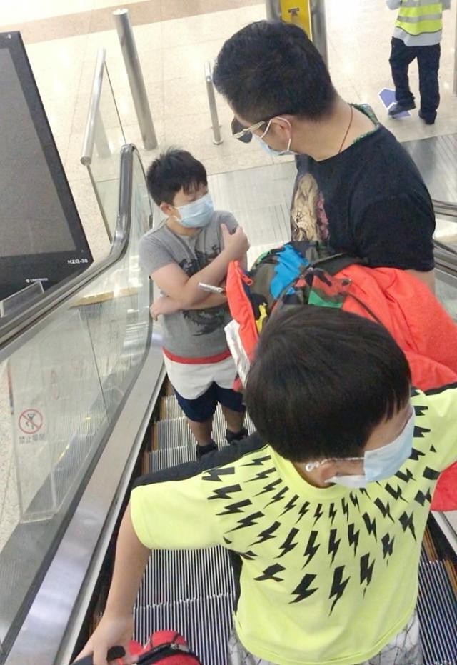邹市明一家度假归来获三胎儿子接机，9岁轩轩手臂粗壮不输爸爸