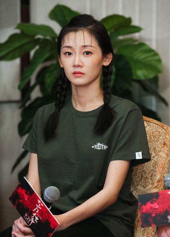 2018年，被冯小刚逼赤脚跳舞、陈道明爆粗口的女孩，如今怎样了？