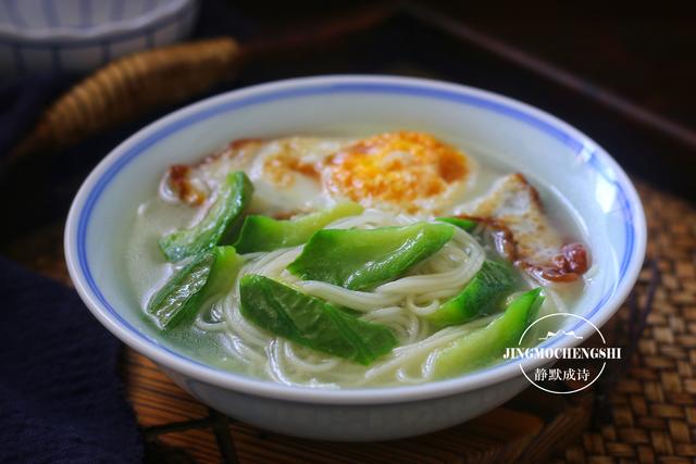 用丝瓜下一碗早餐面，汤浓白鲜甜，立秋后我家每天都在吃