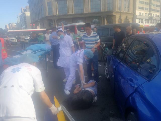四川成都|突发！成都一轿车闯灯将交警撞飞碾压至车底，众人合力抬车救人