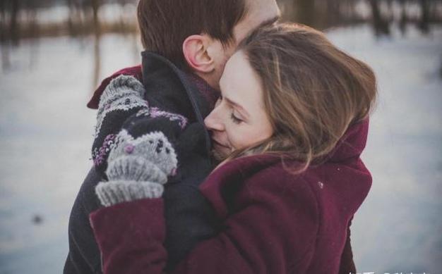 老婆|老公看到老婆剖腹产疤痕心疼流泪 网友们褒贬不一