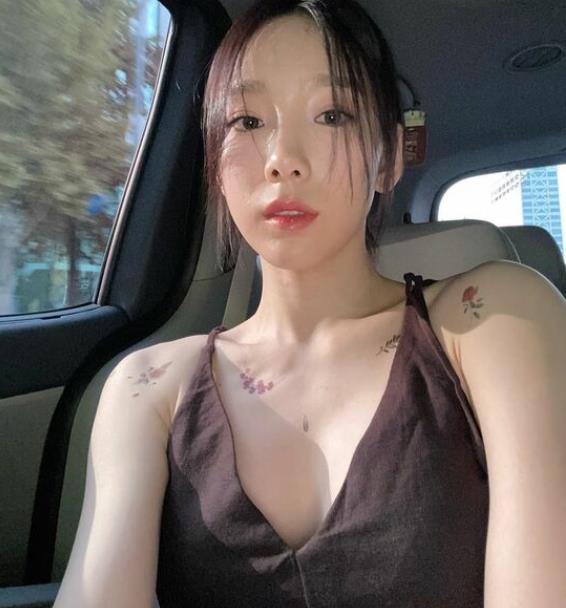 少女时代泰妍低胸吊带装亮相大胆尝试成熟风格