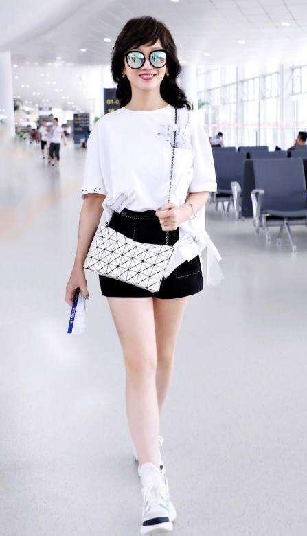 女生怎样穿好看？年过半百赵雅芝美若少女，照着穿优雅又显气质