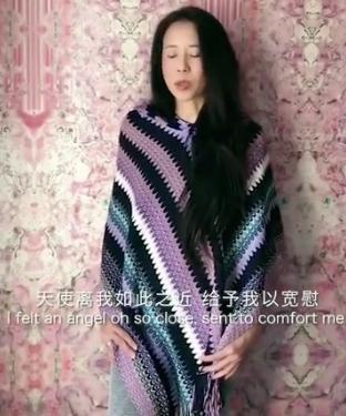 50岁莫文蔚朗诵英文诗致敬白衣天使，网友：不会中文吗？