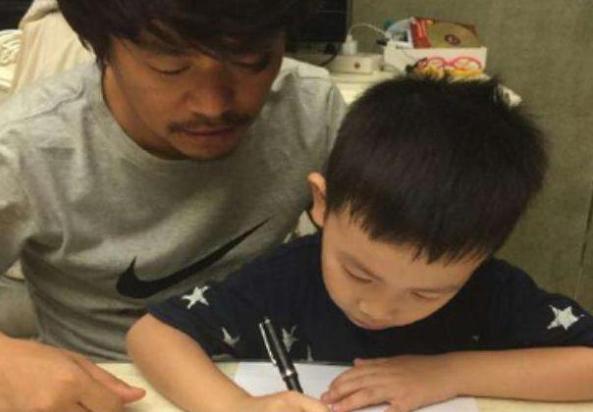 王宝强为儿子庆祝10岁生日，晒照发文父爱爆棚，马蓉难得低调