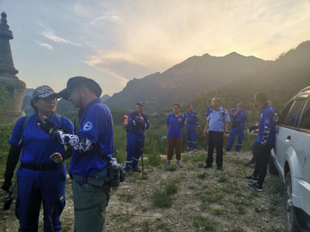 老人|北京七旬老人爬山失联已24小时 骑黑色自行车穿米白色衣裤