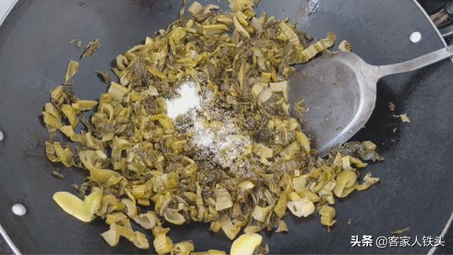 以后待客，油豆腐别炖肉，加1把酸菜开胃好吃，每吃一口都好满足