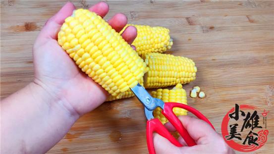 玉米身上有个小开关，转一转玉米马上散开，2分钟剥一盆，真省事