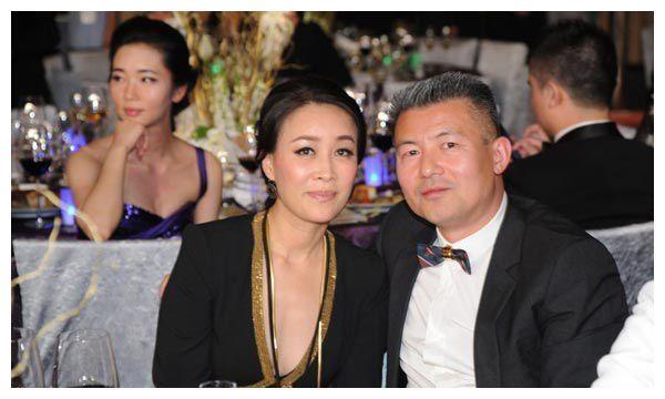 51岁那英全家近照，现任老公为隐形富豪，两个儿女名字超任性