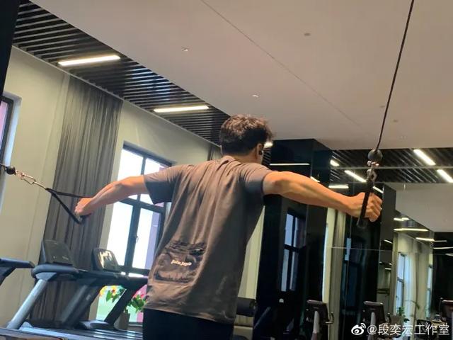 47歲的段奕宏常年健身，身材健碩有型，這肌肉什麼水平？